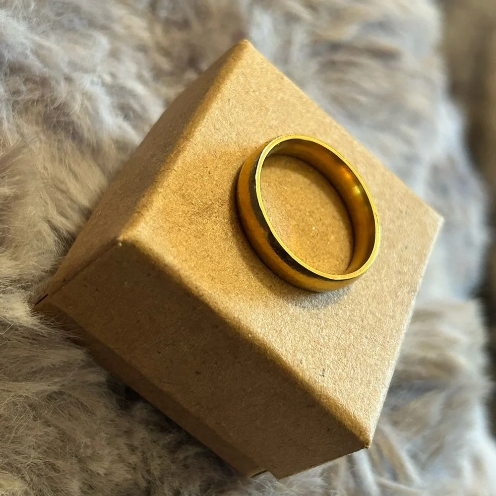 Ladies 18kt solid yellow gold 4mm classic dome wedding band NWT 7.5 - Picture 2 of 7